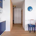 Modern 40m2 Balcony Parking Netflix