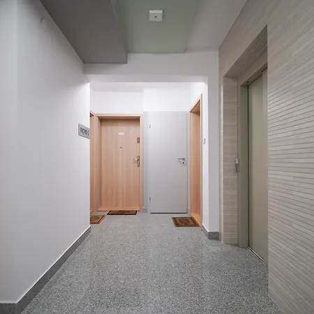 Modern 40m2 Balcony Parking Netflix דירה קולובז'ג